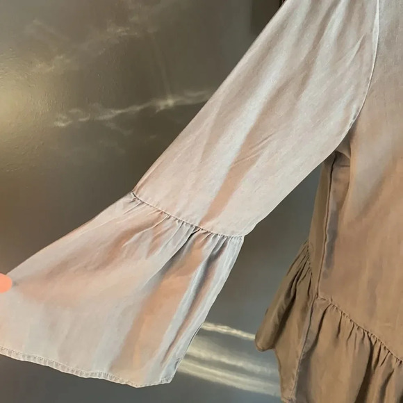 beachlunchlounge distressed gray ruffle sleeve and hem top, small - Picture 2 of 5